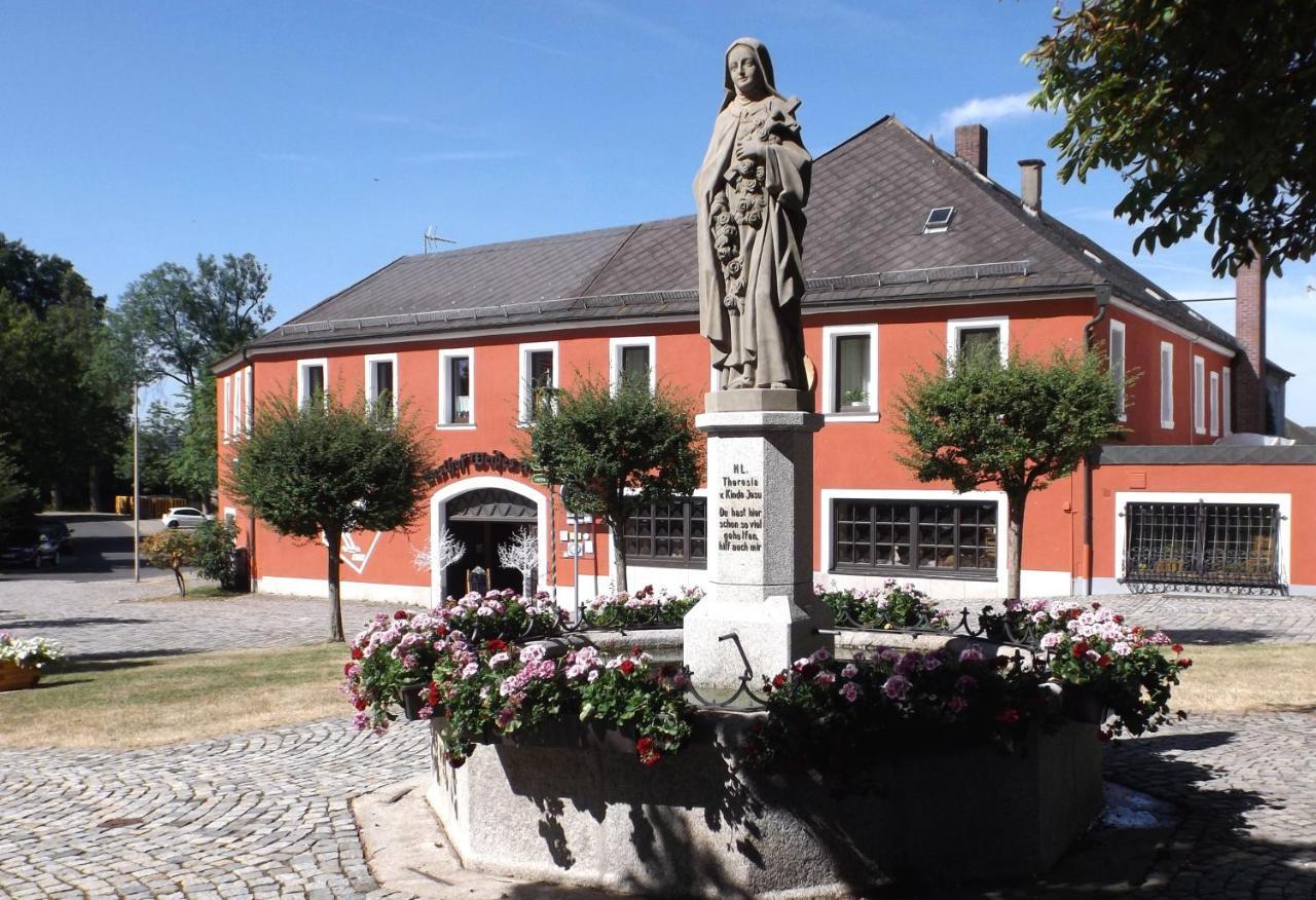 Hotel Weisses Ross Konnersreuth Екстер'єр фото