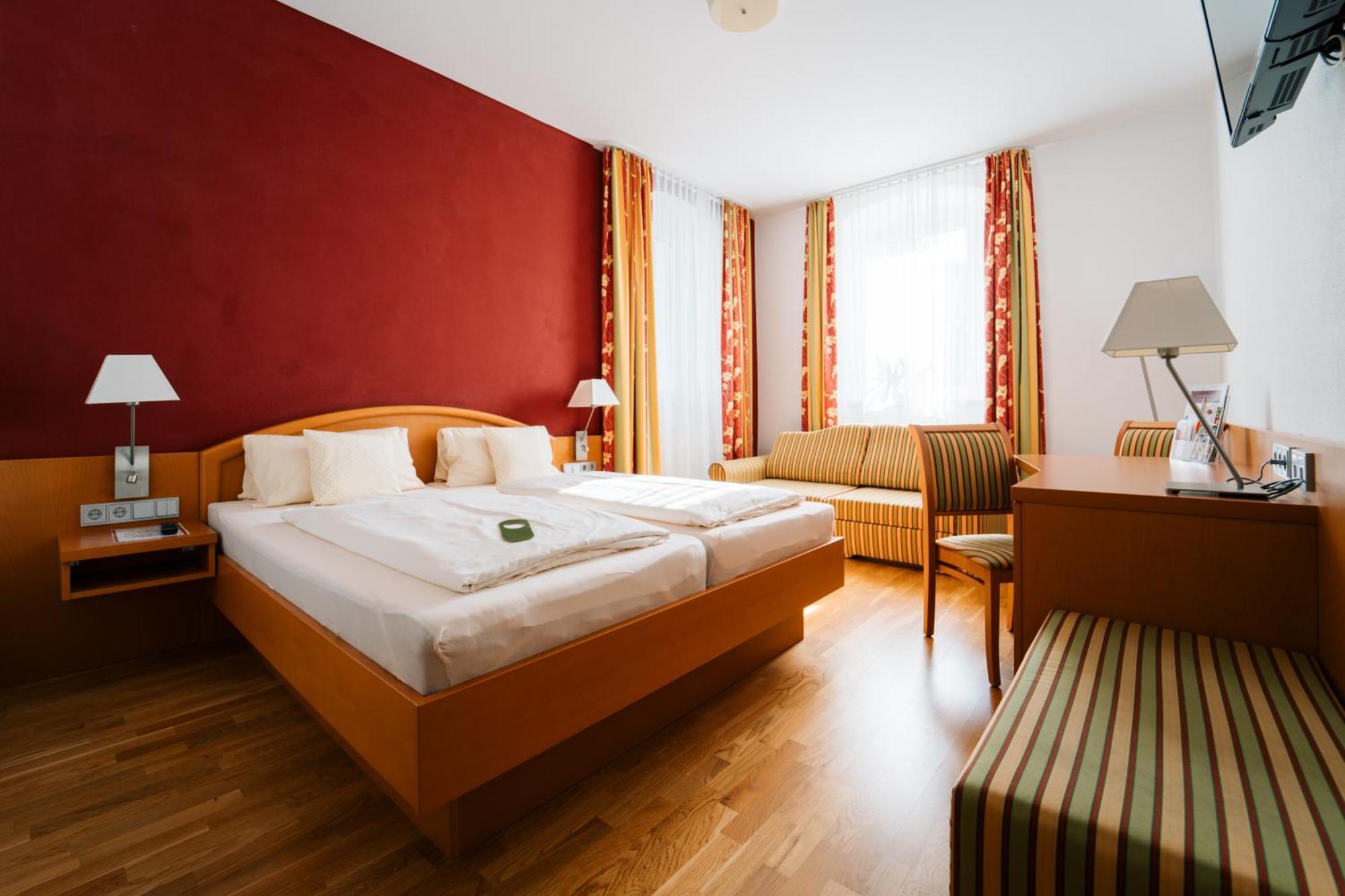 Hotel Weisses Ross Konnersreuth Екстер'єр фото