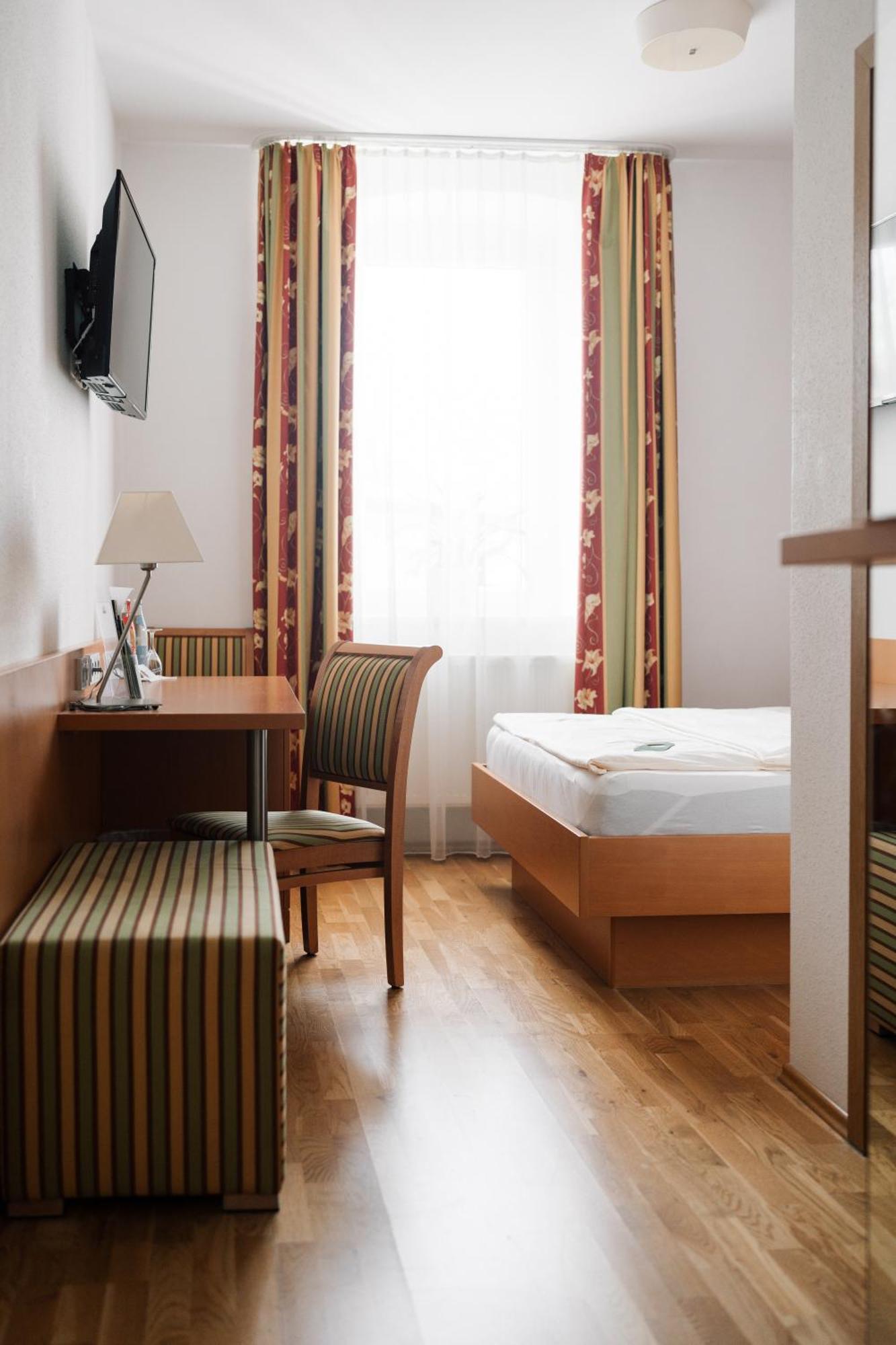 Hotel Weisses Ross Konnersreuth Екстер'єр фото